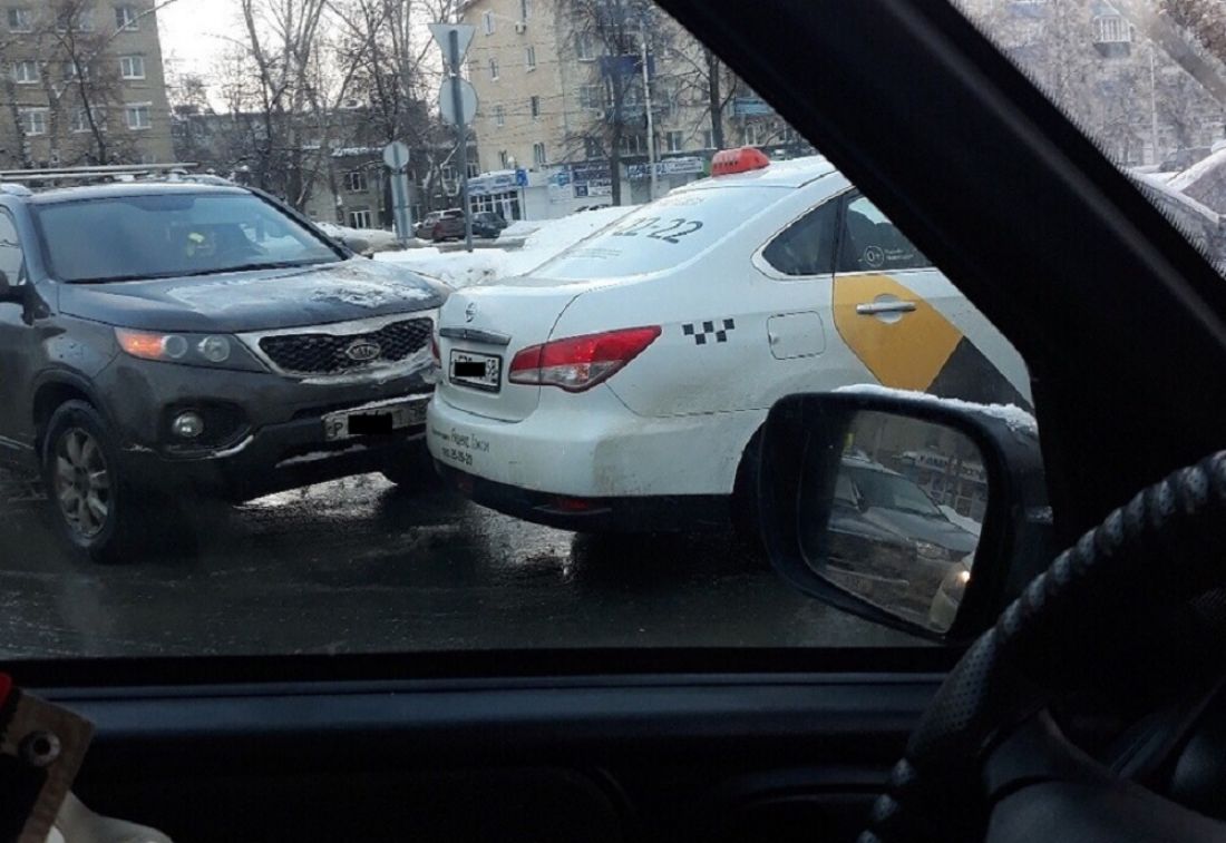У Памятника Победы произошла авария с автомобилем такси