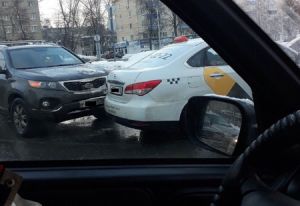 У Памятника Победы произошла авария с автомобилем такси