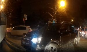 На пензенском перекрестке водители показали «индийский» стиль вождения