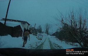В январской Пензе мужчина шел по улице в одних трусах и тапках. Видео