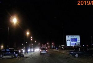 На улице Аустрина в результате ДТП машины раскидало по дороге