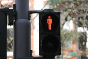 В центре Пензы прохожие заметили мужчину, висящего на дорожном знаке. Фото