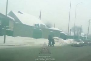 Пензенский водитель остановился, чтобы перевести бабушку через дорогу. Видео