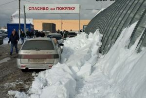 В Пензе на легковые машины обрушилась снежная масса с ангара. Видео