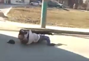 В Пензе водители маршруток дрались, лежа на проезжей части. Видео