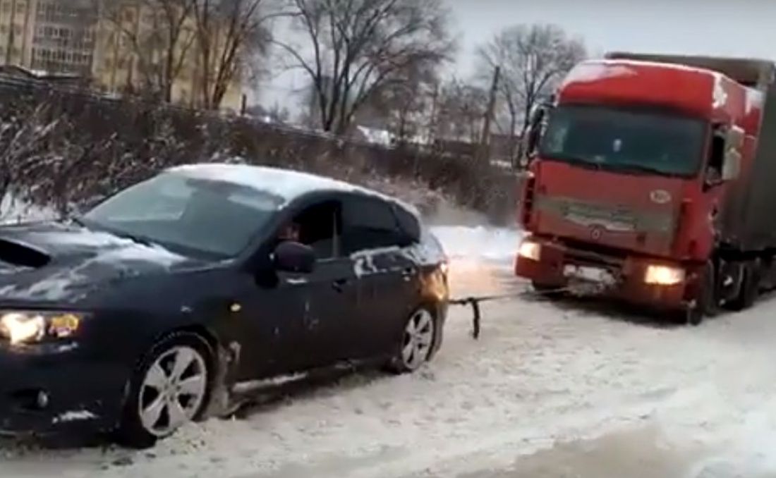 Чудесное спасение фуры из снежного плена в Пензе попало на видео