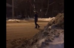 В Пензе загадочная девушка тормозила машины посреди проезжей части