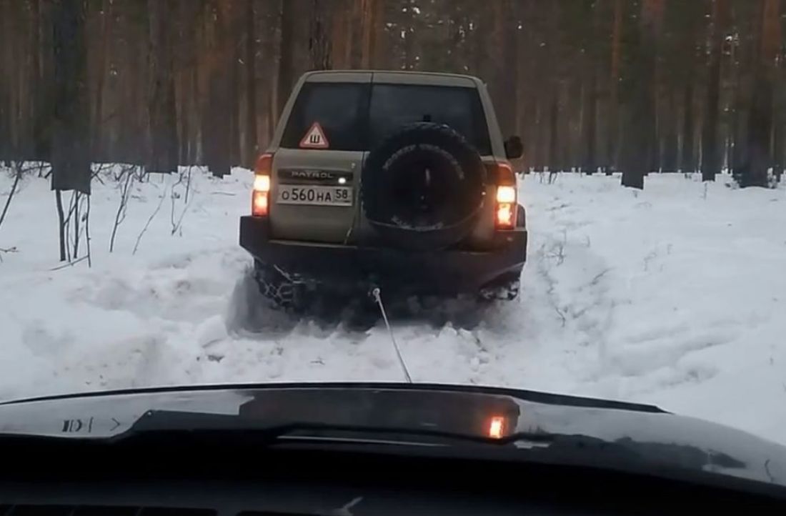 В Сети появилось видео, как пензенских рыбаков спасают из снежного плена