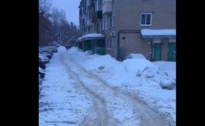 В Пензе на Западной «скорая» не могла проехать к пациенту по заснеженной дороге