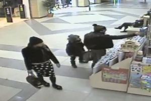 На видео попало, как семья с ребенком ворует в пензенском торговом центре