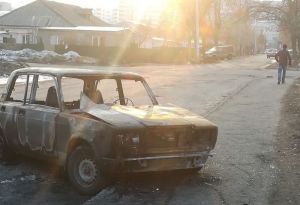 В Пензе с дороги на улице Аустрина неделю не убирали сгоревший автомобиль