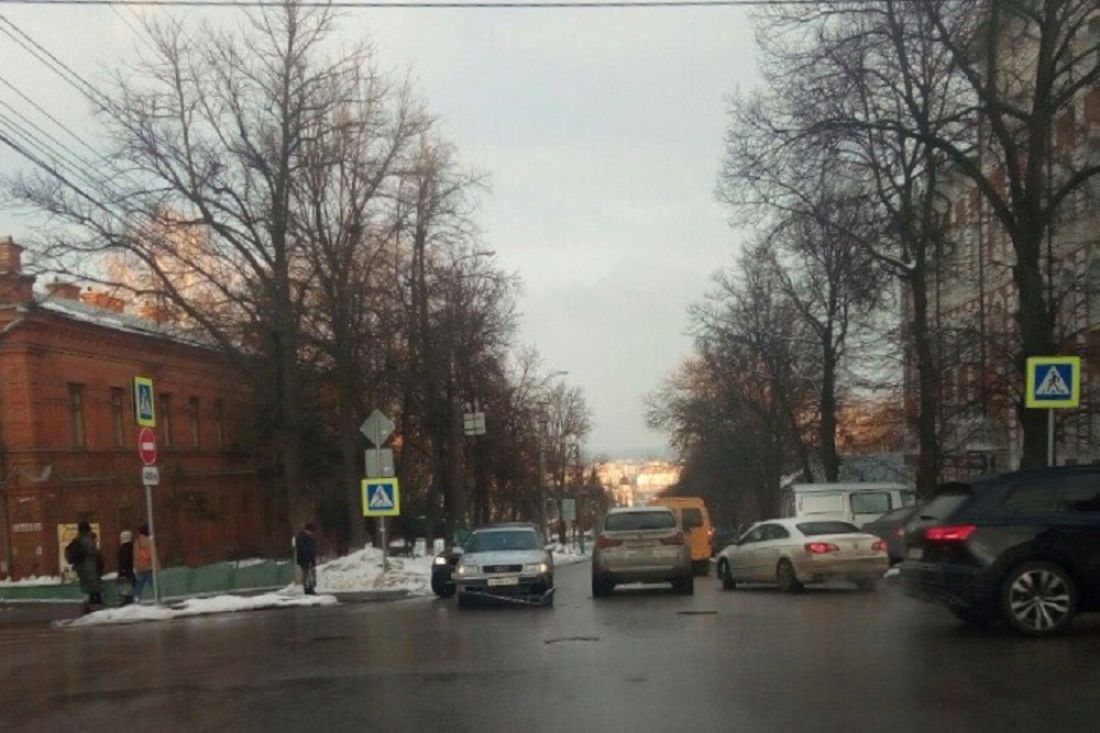 В Пензе в результате ДТП на перекрестке у иномарки оторвало бампер
