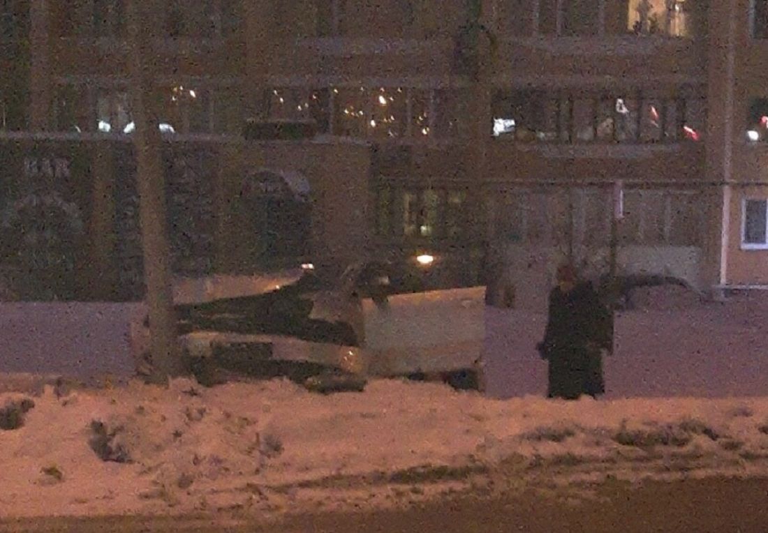 На проспекте Строителей легковушка влетела в столб