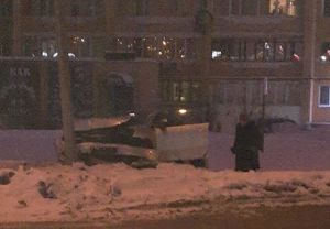 На проспекте Строителей легковушка влетела в столб