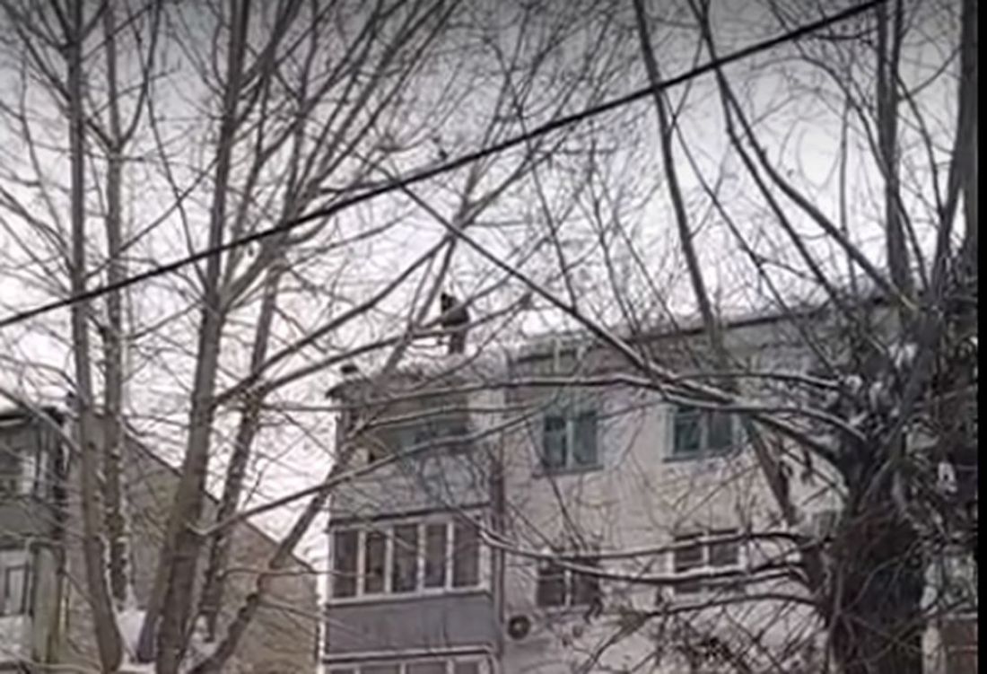 «Пенза – город разгильдяев». В областном центре по крышам домов бьют кувалдой
