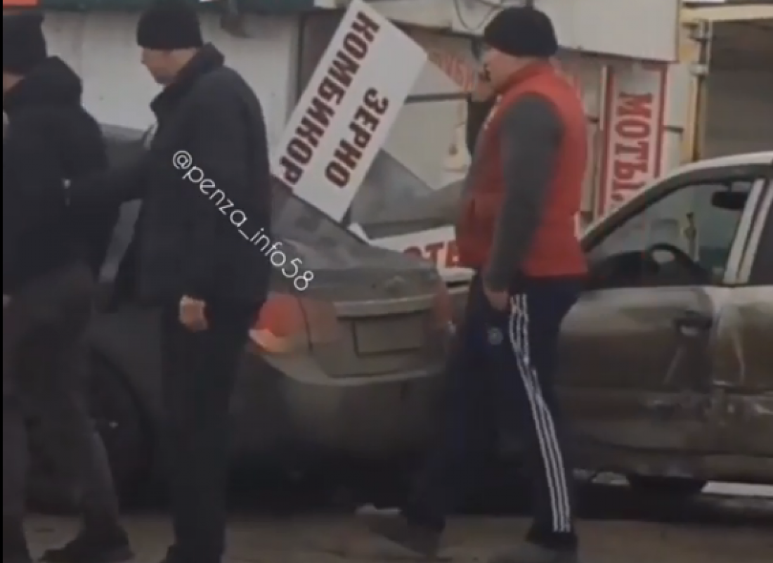 В Пензе пьяный водитель помял припаркованную машину и врезался в ларек. Видео
