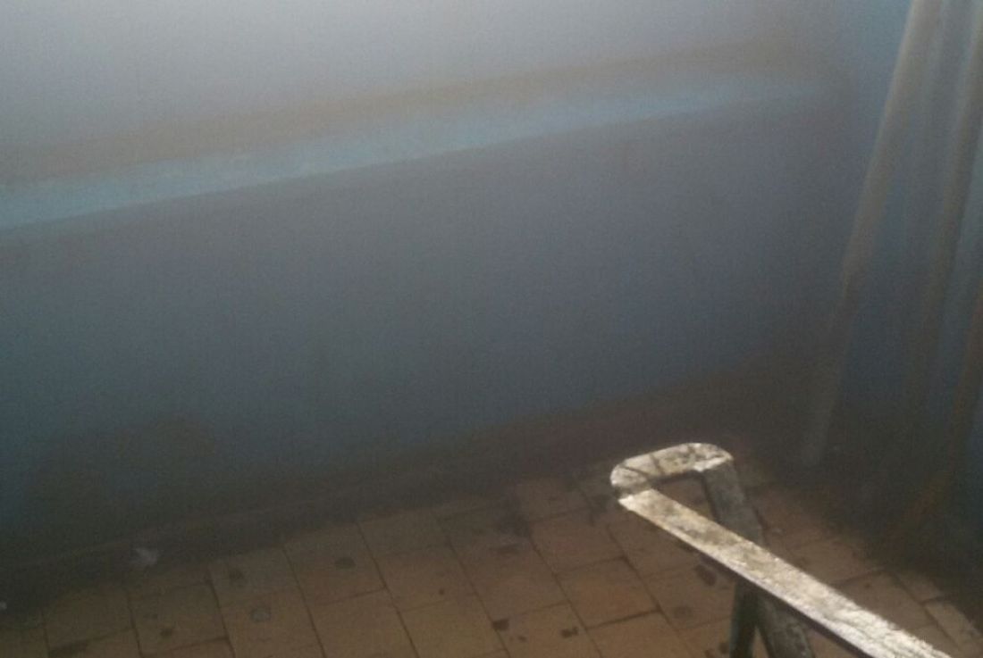 «Живем, как в парной». В подъезде пензенского дома сгустился туман и течет вода. Видео