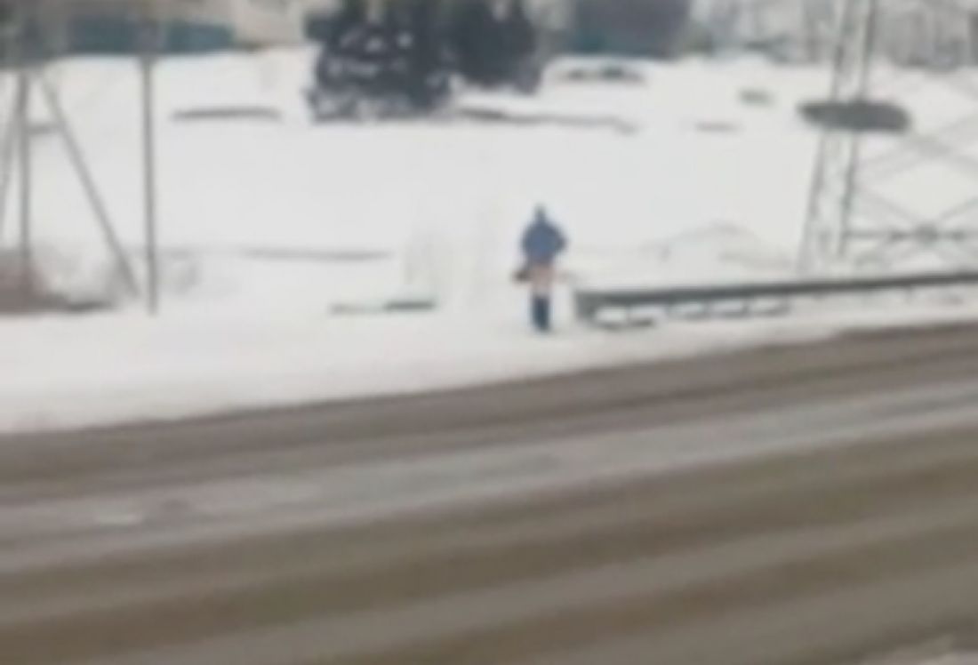 Странный мужчина, разгуливающий по Пензе полураздетым, попал на видео