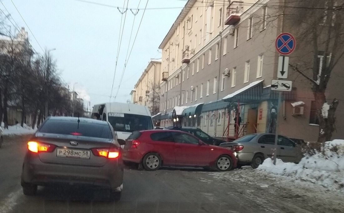 В центре Пензы столкнулись две легковые машины