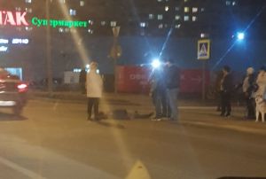 В соцсетях появилось фото лежащего на дороге в Пензе человека