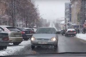 Автомобилист, ехавший по улице Московской в Пензе, потряс водителей своей наглостью. Видео
