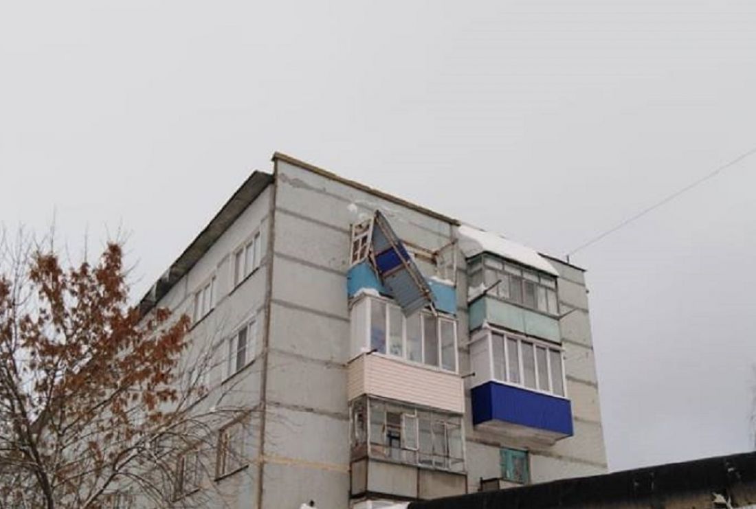 В Сердобске под тяжестью снега рухнула крыша балкона