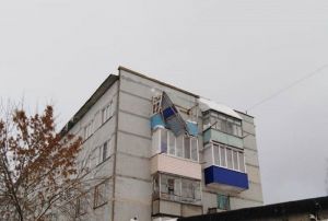 В Сердобске под тяжестью снега рухнула крыша балкона