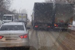 В Пензе застрявшие в снежной каше фуры стали причиной автоколлапса