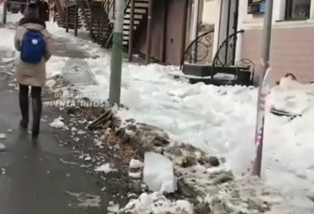 В центре Пензы горожан бомбардируют глыбами льда. Видео