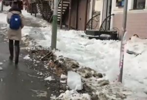 В центре Пензы горожан бомбардируют глыбами льда. Видео