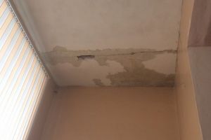 В пензенской школе с протекающей крышей борются тазами и ведрами