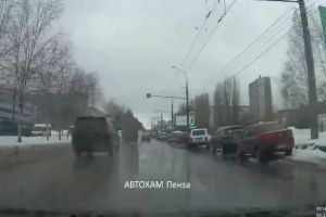 «Бортанул и откланялся». Пензенец зафиксировал опасный маневр местного водителя