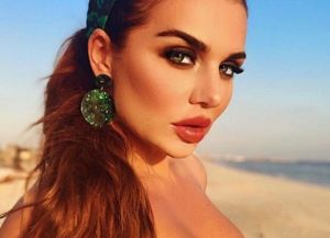 Анна Седокова поразила поклонников проникновенным взглядом и пышной грудью