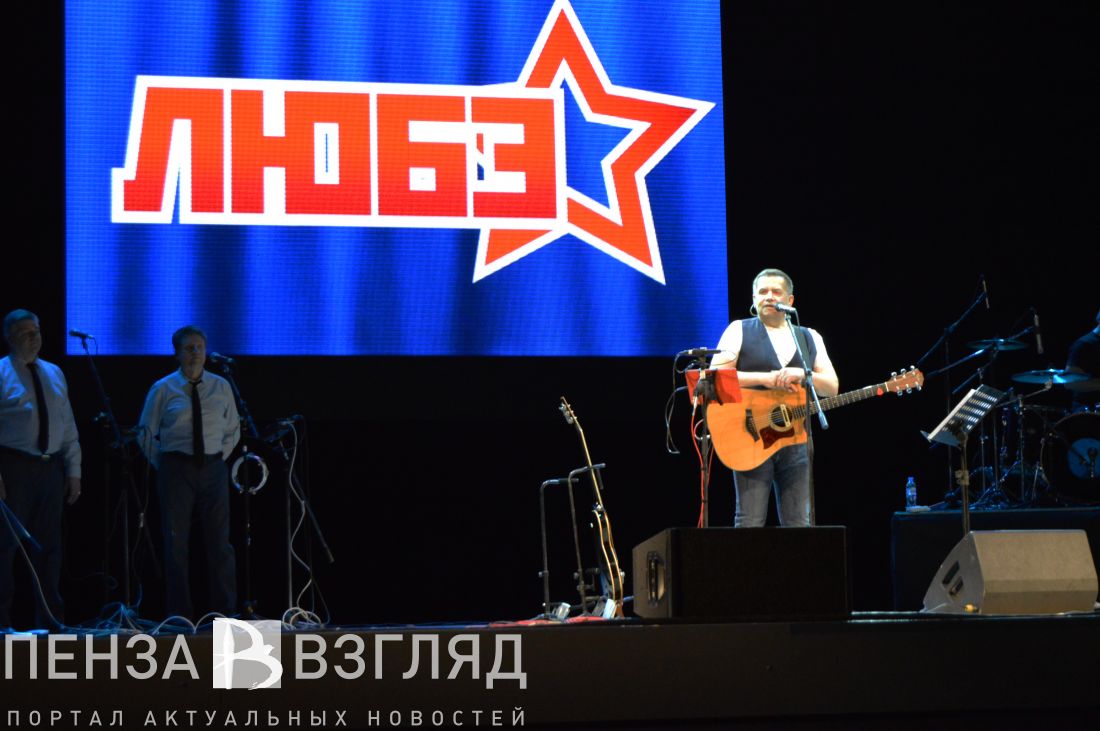 Солист группы «Любэ» в Пензе спел любимую песню и 32 раза прокричал: «Атас!»