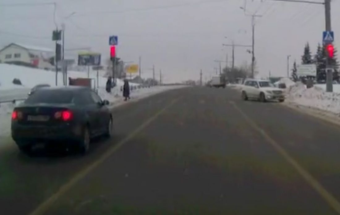 В Пензе сняли, как водитель «Мерседеса» ехал по встречной полосе на улице 8 Марта
