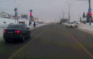 В Пензе сняли, как водитель «Мерседеса» ехал по встречной полосе на улице 8 Марта