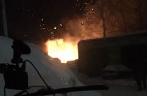 В Монтажном ночью огонь охватил пилораму. Видео