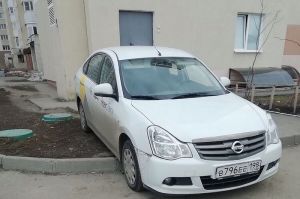«Наглость зашкалила». В пензенских соцсетях поспорили об оставленном на газоне автомобиле «Яндекс такси»