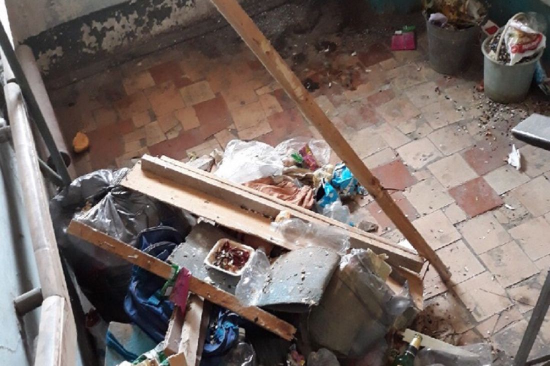 «Полный трэш!». В Кузнецке Пензенской области жильцы устроили помойку в подъезде «дома ветеранов»