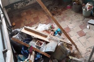 «Полный трэш!». В Кузнецке Пензенской области жильцы устроили помойку в подъезде «дома ветеранов»