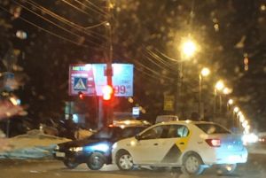 В Пензе такси «поцеловалось» с легковушкой
