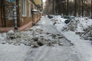 «Как после артобстрела». В пензенском дворе скололи лед, а убрать забыли