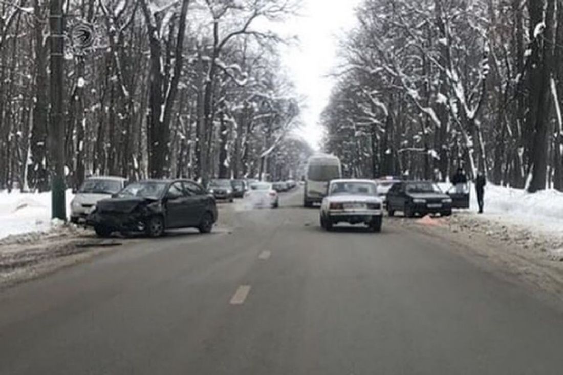 На улице Лермонтова в Пензе легковой автомобиль попал в жесткую аварию