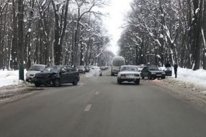 На улице Лермонтова в Пензе легковой автомобиль попал в жесткую аварию