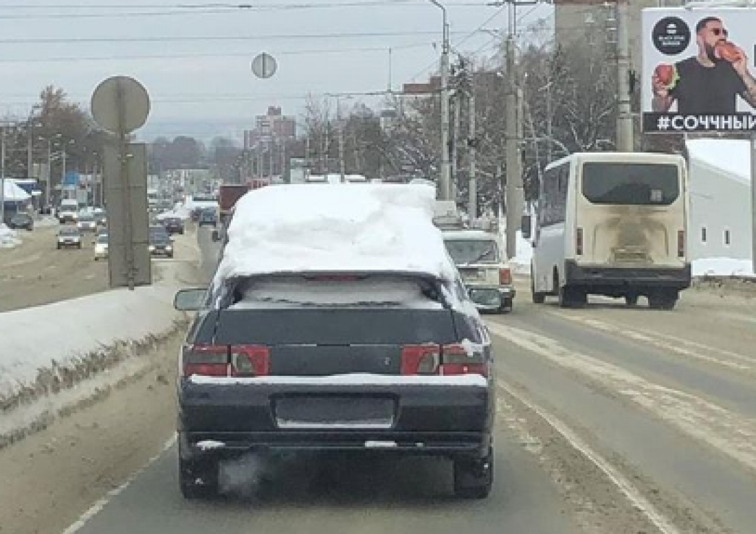 По Пензе разъезжает автомобиль с сугробом на крыше