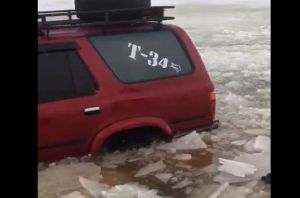 Пензенские рыбаки опубликовали видео с ушедшим под лед водоема джипом