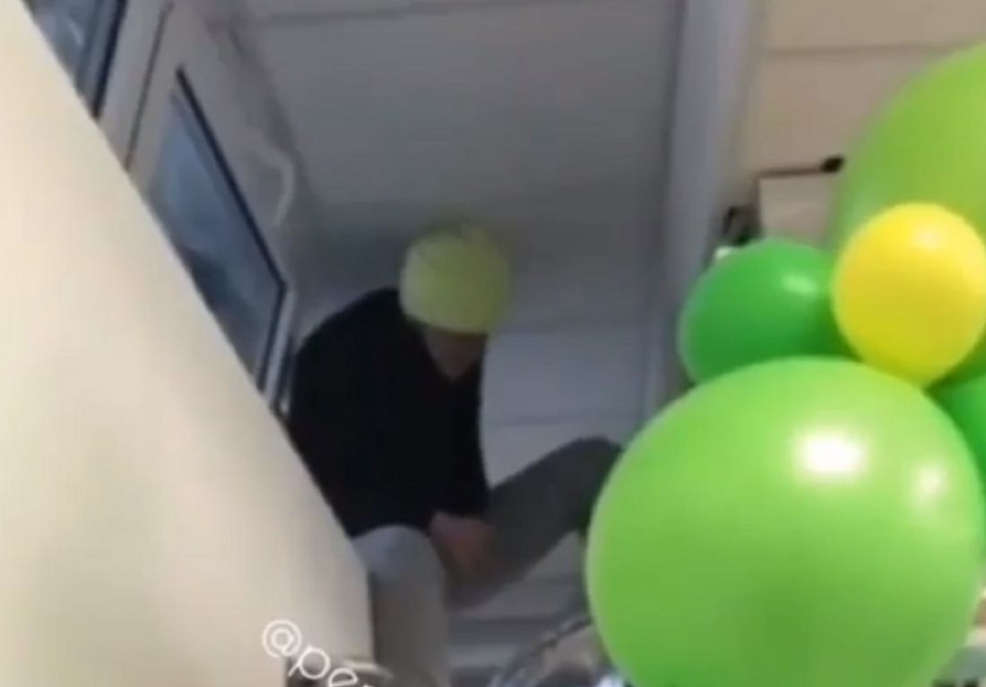 В пензенском магазине женщина забралась на полки и потребовала разрешить ей помочиться
