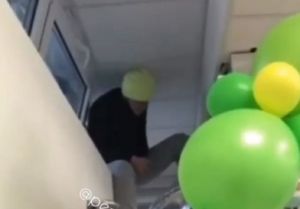 В пензенском магазине женщина забралась на полки и потребовала разрешить ей помочиться