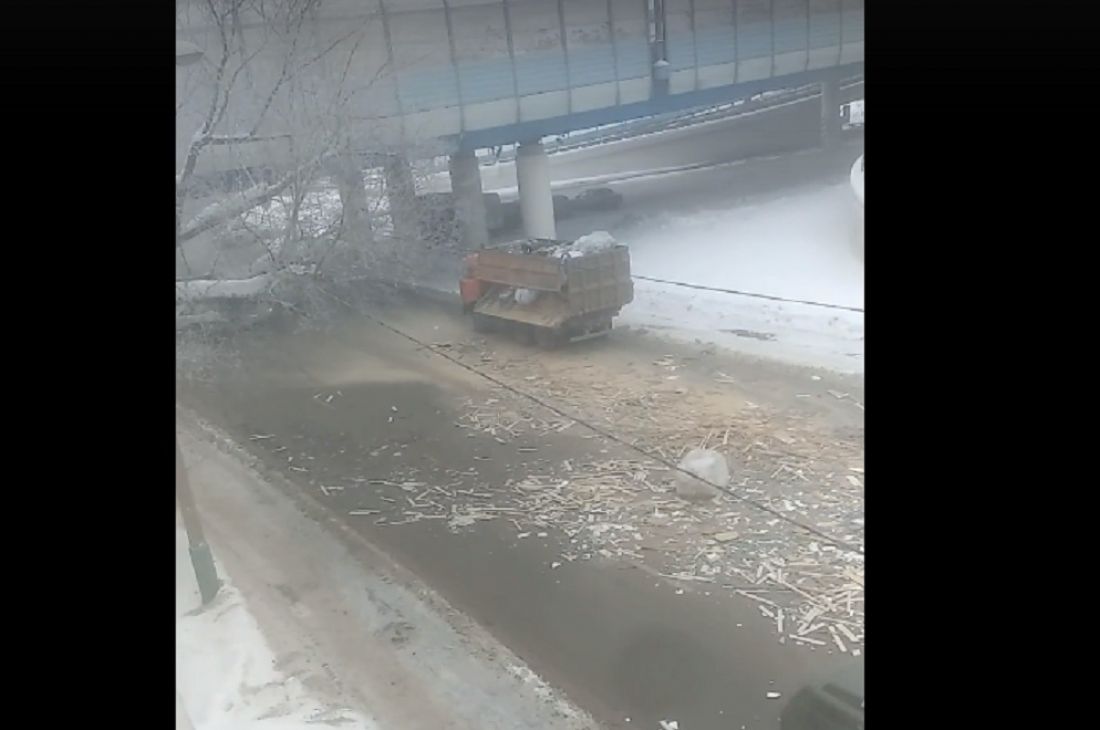 В Пензе на дороге прорвало кузов грузовика: водители боятся ехать мимо