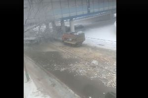 В Пензе на дороге прорвало кузов грузовика: водители боятся ехать мимо